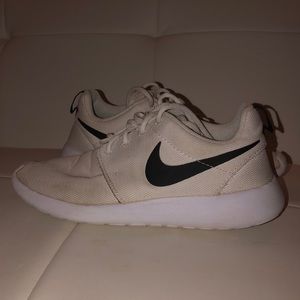 Nike White Roche